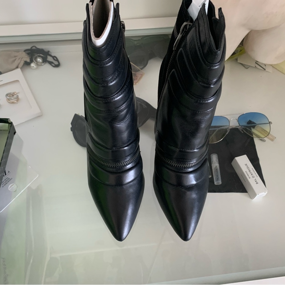Ankle zipped Booties